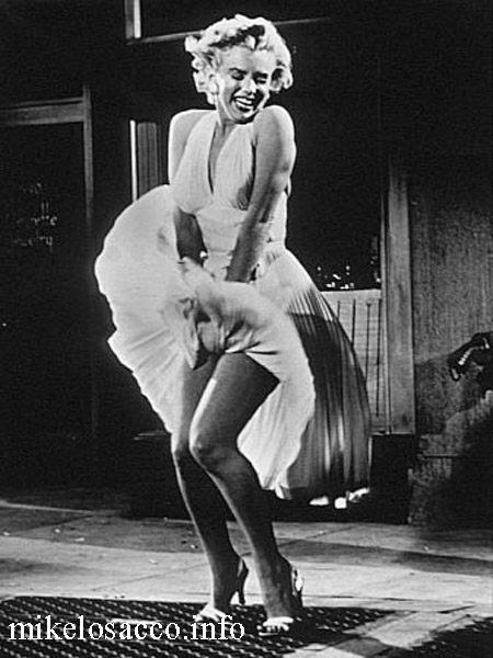 Marilyn Monroe มาริลีน มอนโรเป็นนักแสดงสาวมากความสามารถที่เริ่มต้นอาชีพการเป็นนางแบบก่อนจะเข้าสู่วงการภาพยนตร์  มาริลีน มอนโรใช้เวลาส่วน