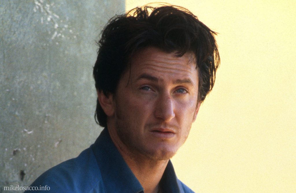 Sean Penn ฌอน เพนน์ นักแสดงชายและผู้กำกับ ฌอน เพนน์ท่องเว็บและวางแผนที่จะเป็นตำรวจ เพื่อนของฌอนคือนักแสดงในอนาคตชาร์ลี ชีน