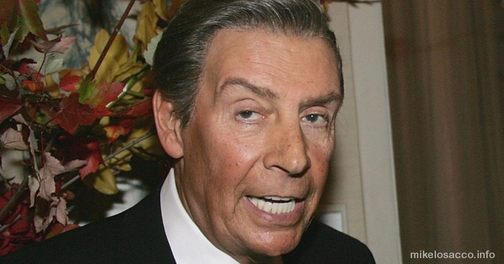 Jerry Orbach นักแสดงชาวอเมริกันออกจากวิทยาลัยในปี 1955 เพื่อเริ่มต้นอาชีพการแสดงของเขา เขาเล่น El Gallo ในThe Fantasticks
