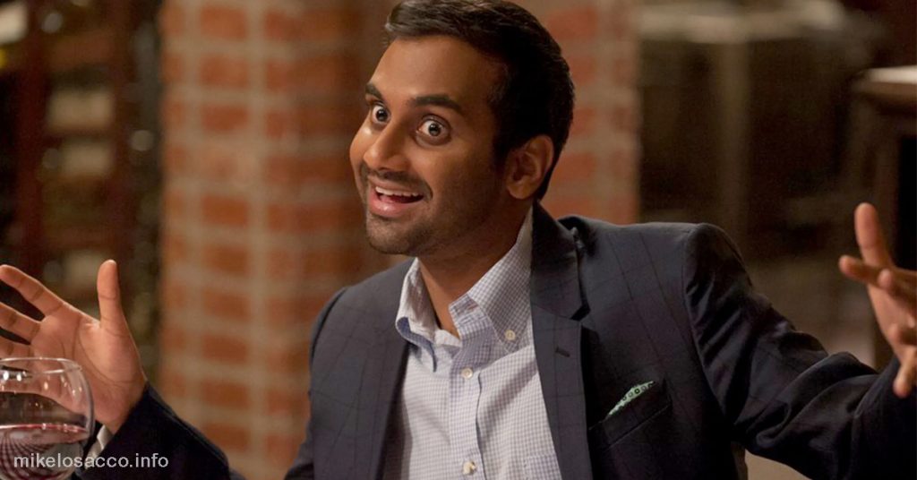 นักแสดงตลก Aziz Ansari เริ่มแสดงเดี่ยวในนิวยอร์กเขาเปิดตัวซีรีส์ตลกเรื่องแรกเรื่องGiant Human อันซารีได้รับบทสนับสนุนในซิทคอมยอด