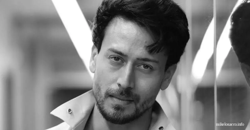 Tiger Shroff ทเกอร์ ชรอฟ นักแสดงชาวอินเดียใฝ่ฝันถึงบทบาทของซูเปอร์ฮีโร่มาตั้งแต่เด็ก พ่อของเขาซึ่งเป็นดาราบอลลีวูด Jackie